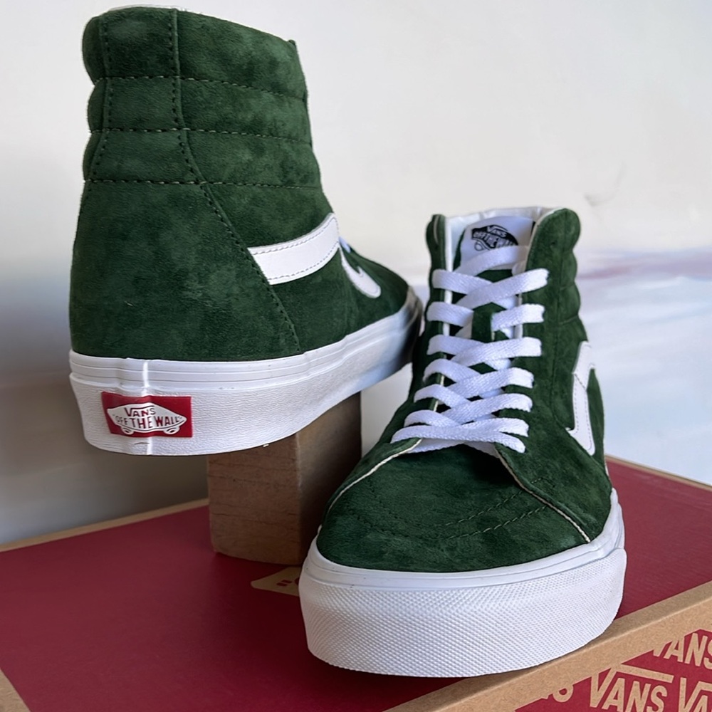 Vans Men’s Sk8-Hi
Pig Suede Douglas Fir
VN0007NSBXU
Sneakers - Picture 10 of 16